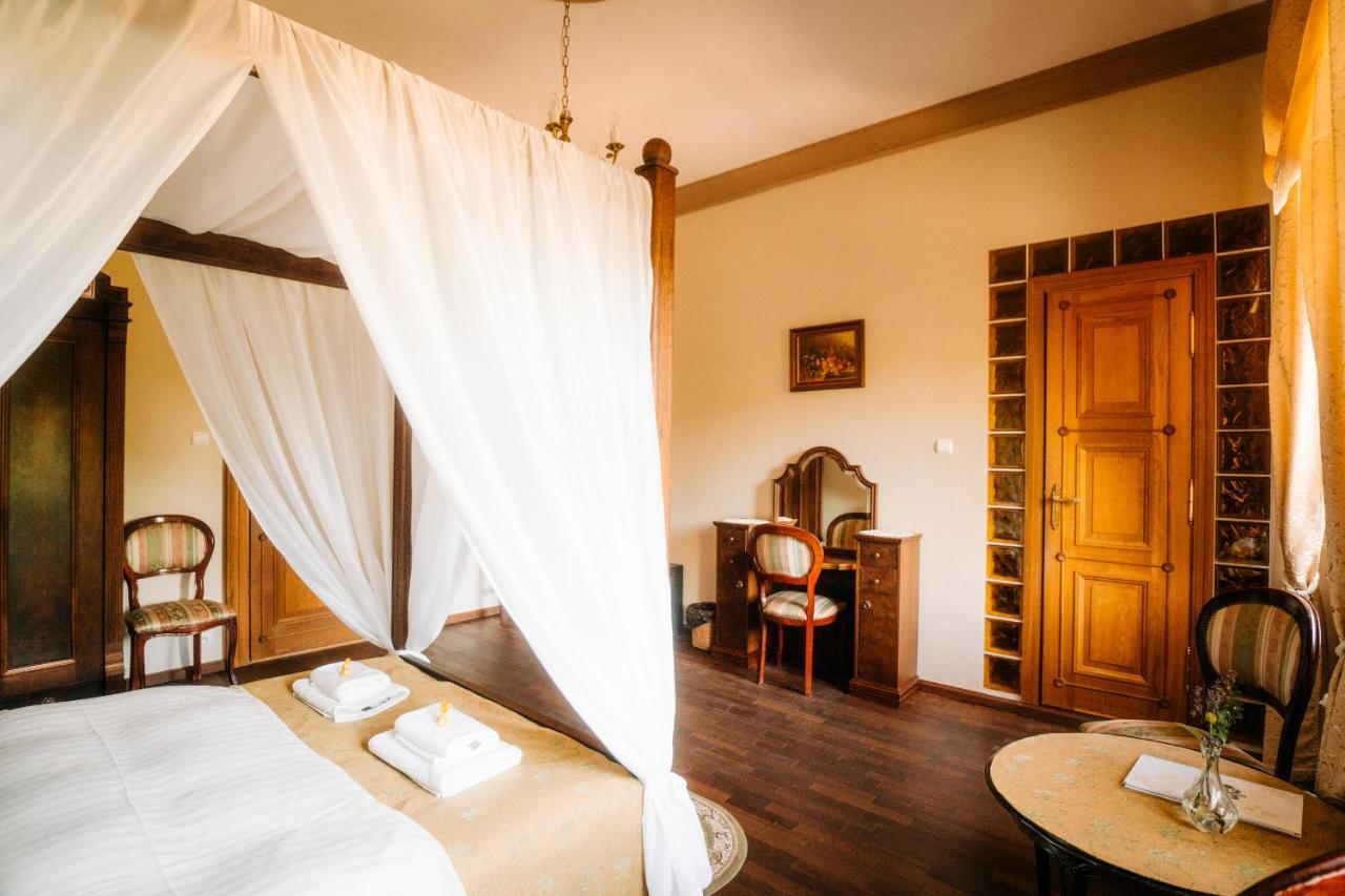 Palac Srodka Chrzypsko Wielkie Buitenkant foto
