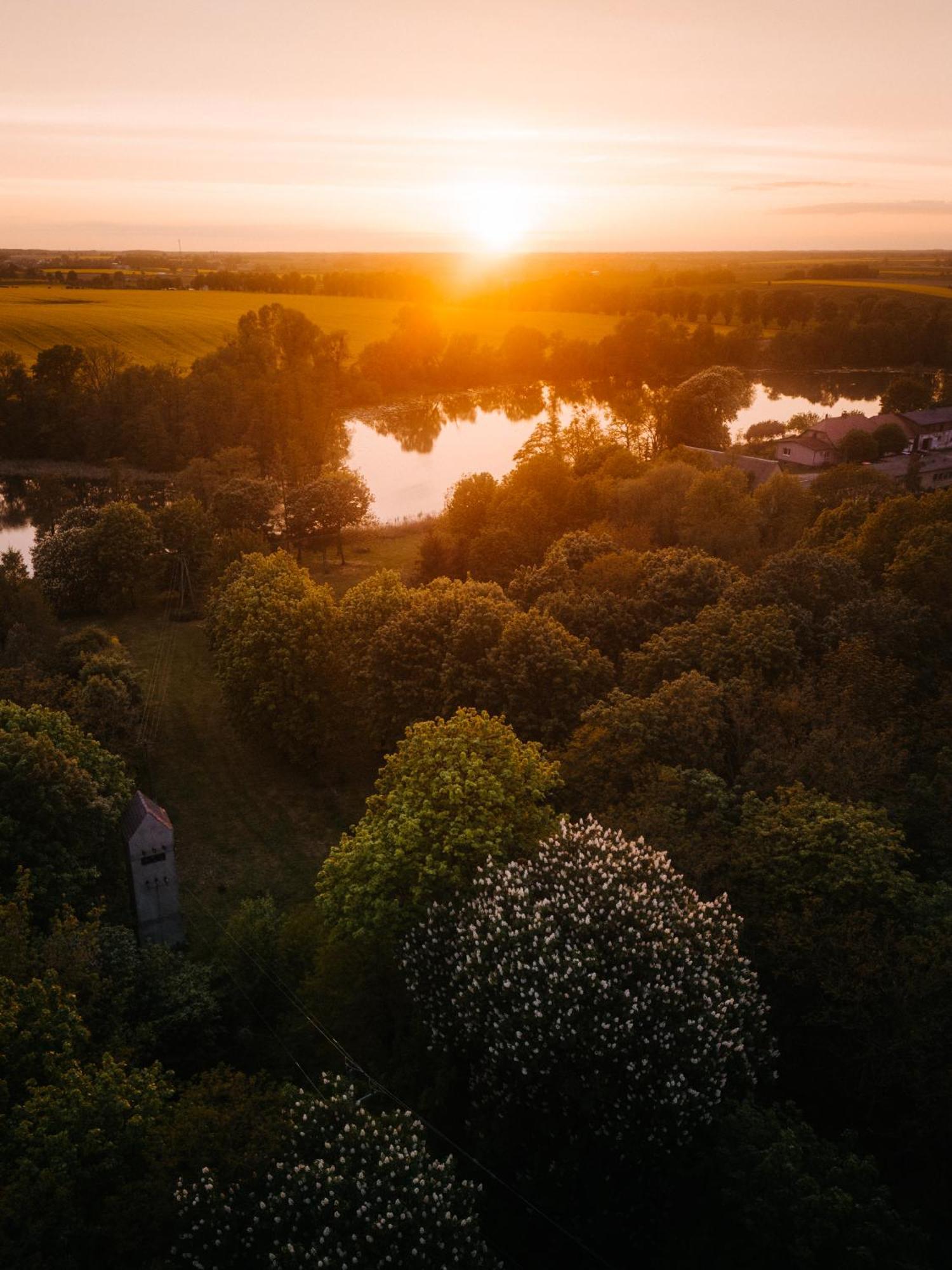 Palac Srodka Chrzypsko Wielkie Buitenkant foto