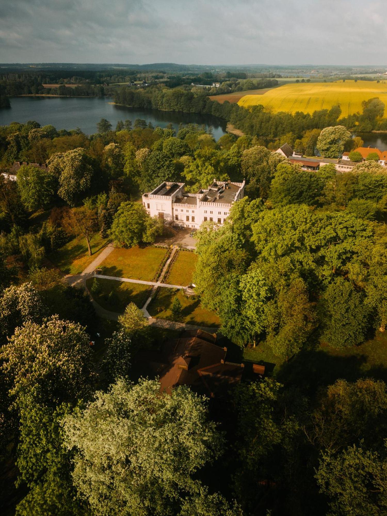 Palac Srodka Chrzypsko Wielkie Buitenkant foto
